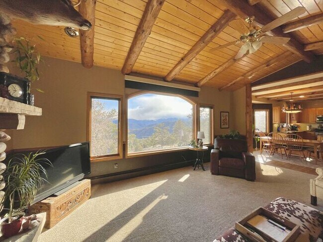 Building Photo - Large 3 bedroom home with gorgeous views i...