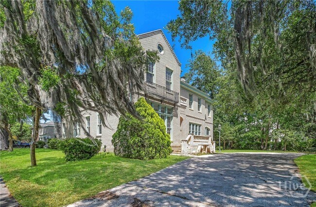 Building Photo - 624 E Victory Dr
