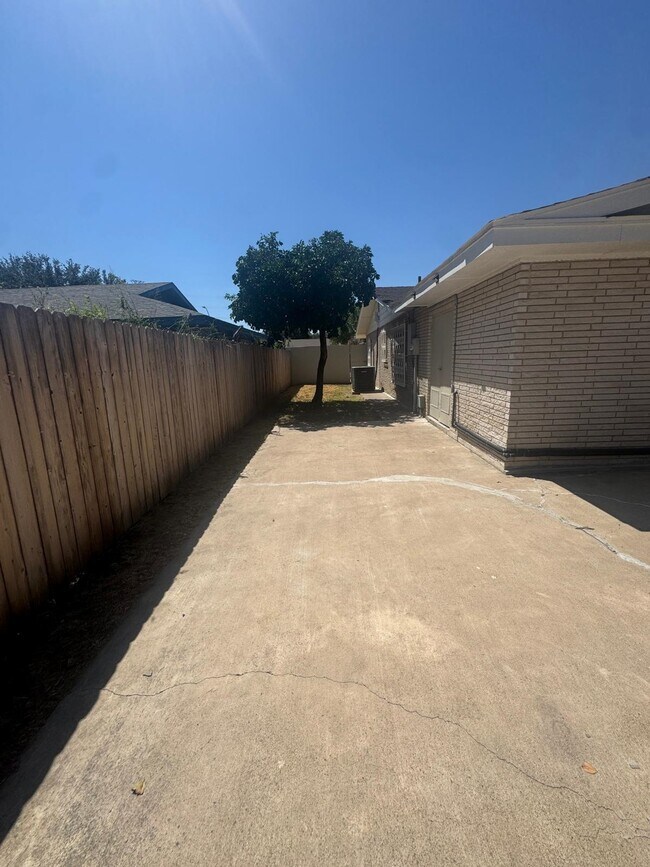 Building Photo - 302 Huisache Dr