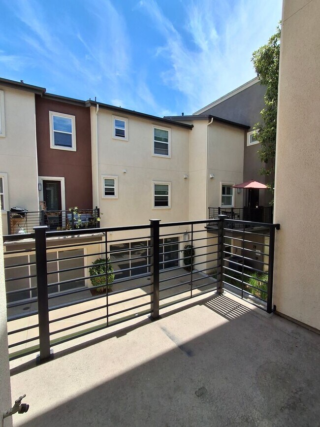 Building Photo - Beautiful Townhome in Civita Mission Valle...