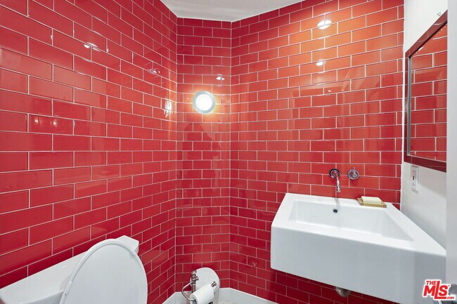 Building Photo - 723 Westmount Dr