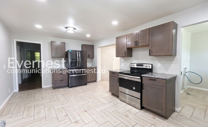 Building Photo - 3250 Cloverwood Dr