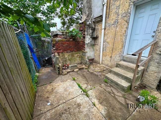 Building Photo - 3 bedroom house with backyard and basement.