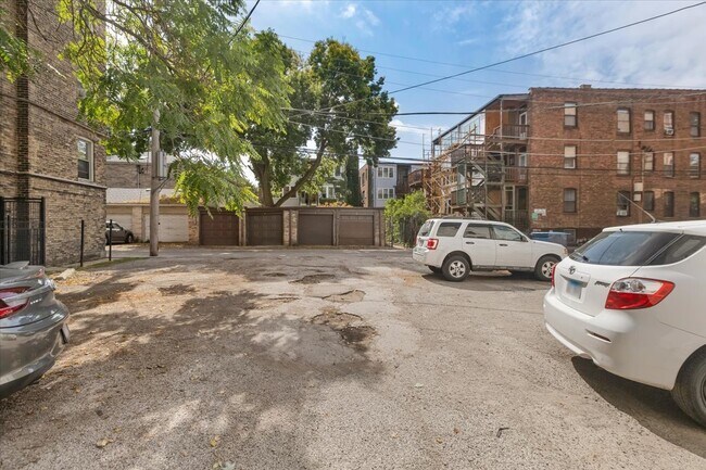 Building Photo - 1441 W Farwell Ave