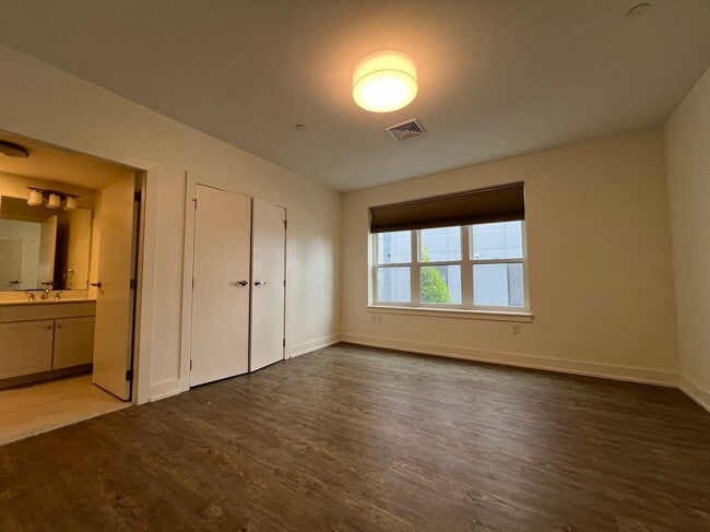 Building Photo - Great 2Br/2Bth apartment in great location ! Laundry in unit!