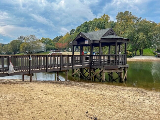 Building Photo - Amenity rich water front condo ready for move in!