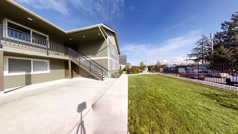 Shared Yard - 3318 S Chandler St