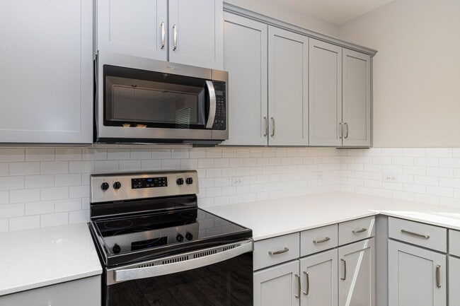 Building Photo - BEAUTIFUL 3BD/2.5BTH Townhome - AVAILABLE NOW - ASK ABOUT MOVE IN SPECIAL