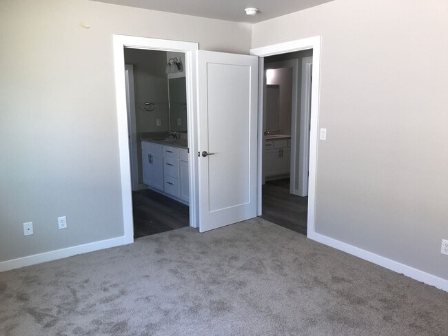 Building Photo - 3 bed/2 bath Craftsman Style Home, Private Development!!