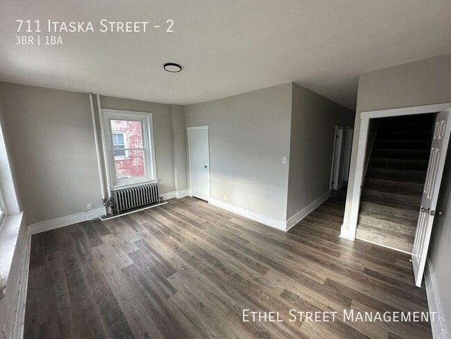 Building Photo - Spacious Three-Bedroom Apartment On The So...