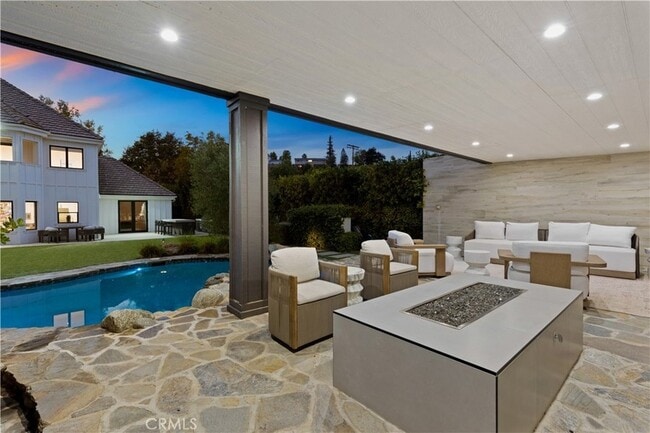 Building Photo - 5946 Woodlake Ave