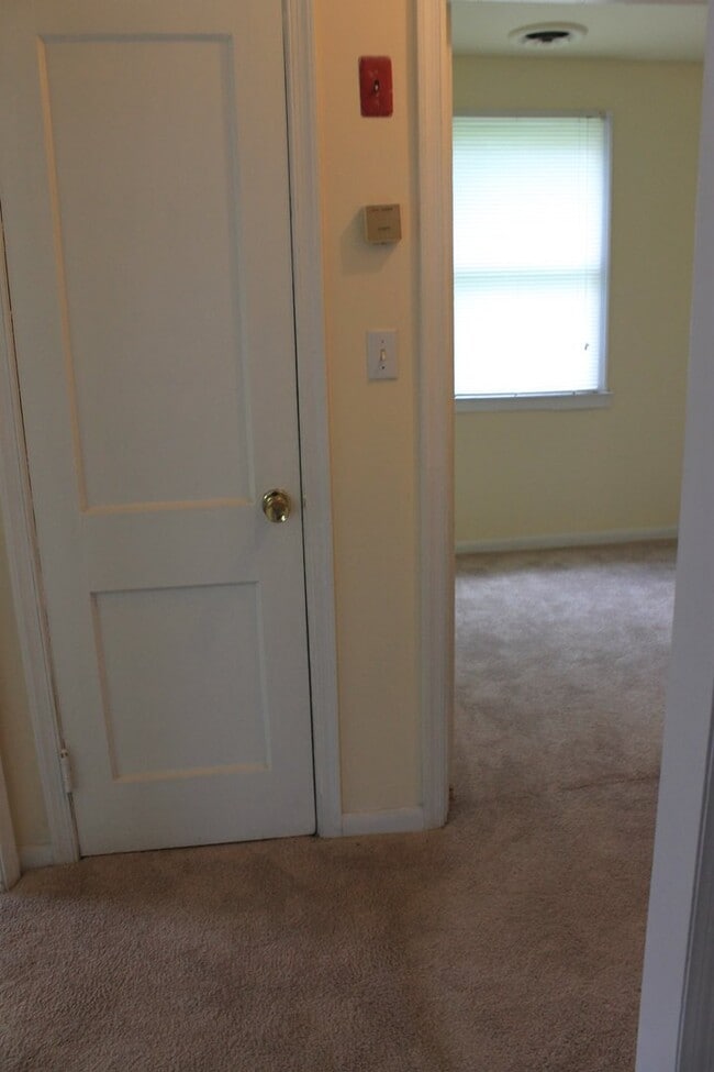 Building Photo - Updated 3 Bed and 1 Bath