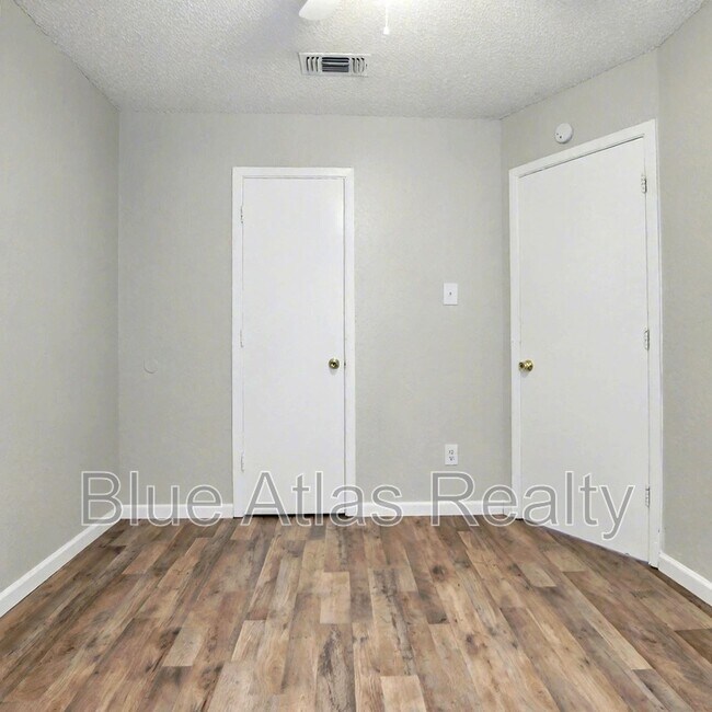 Building Photo - 5519 Wellesley Ave