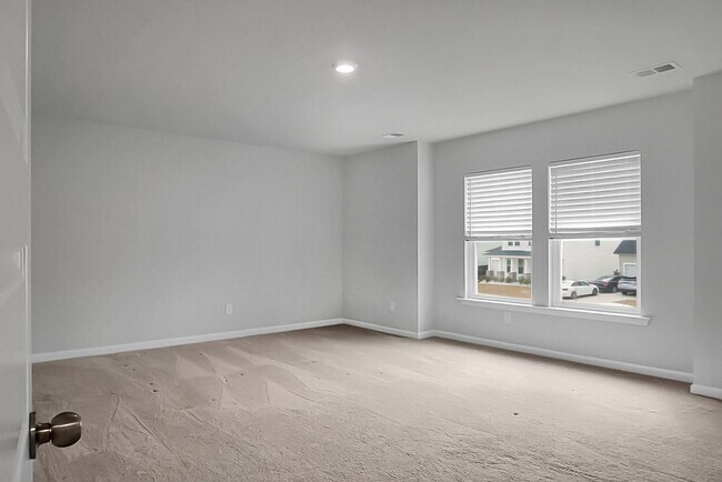 Building Photo - 5 Bedroom, 3.5 Bath, Beautiful Summerville Home, Master on Main