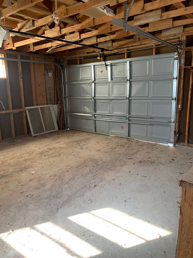 Building Photo - 2 Bedroom, 1 Bath Upstairs Unit for Rent