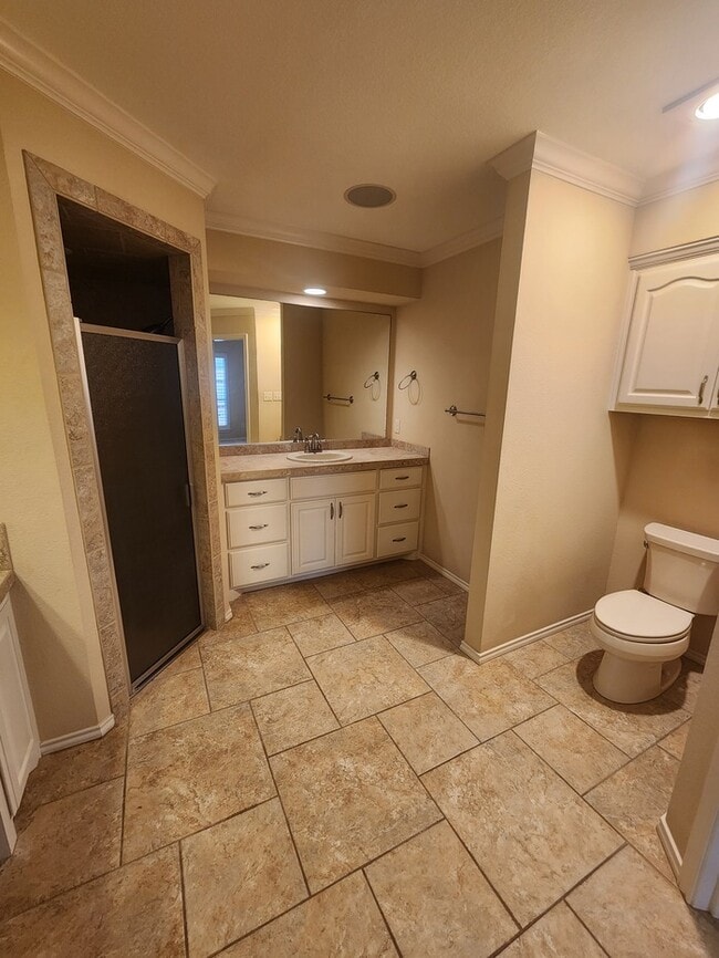 Building Photo - 3 bed 2 bath patio home, 3 car garage!