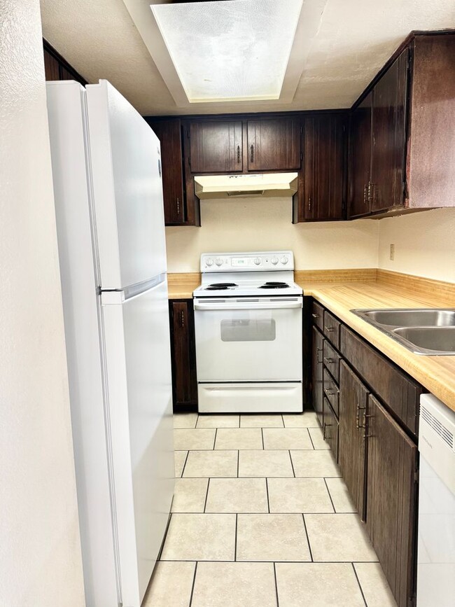 Building Photo - Two story unit move-in ready