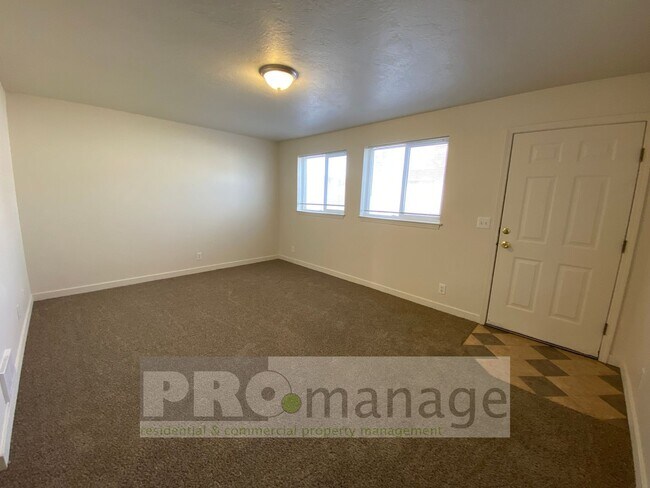 Building Photo - 3 Bed, 1 Bath Apartment w/ 1-Car Garage - Idaho Falls