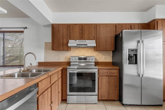 Building Photo - 638 Olympic Dr