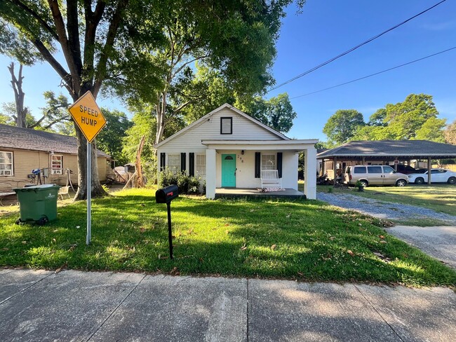 Building Photo - 298 Broadway St