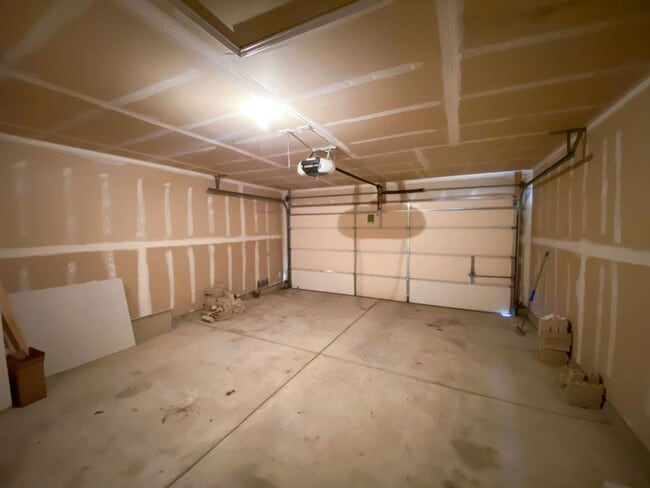 Building Photo - 1 STORY 3 BEDROOM WITH AN OFFICE AND 2 BATHROOM.