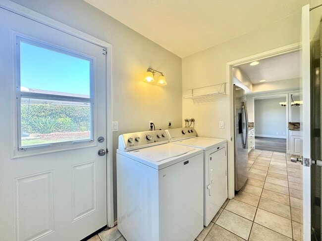 Building Photo - Beautiful 5B/2.5BA Home With Office Locate...