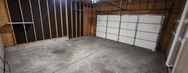 Building Photo - Spacious Single-Family Home with Vaulted C...