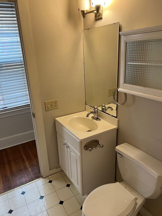 Building Photo - 506 W Chestnut St