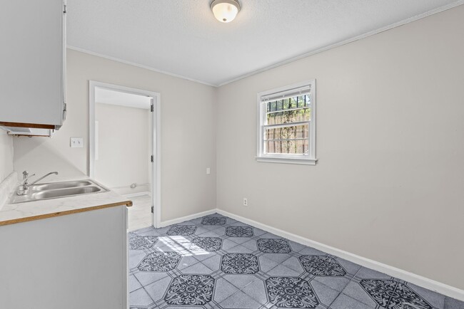 Building Photo - Stylish & Newly Renovated 4 Bedroom 2 Bath...