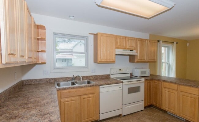 Building Photo - 14 Rowland St