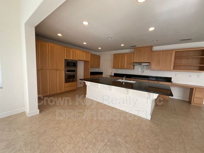Building Photo - 546 W Campania Way