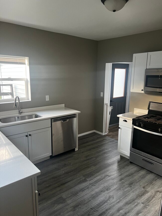 Building Photo - 313 Victoria Ave