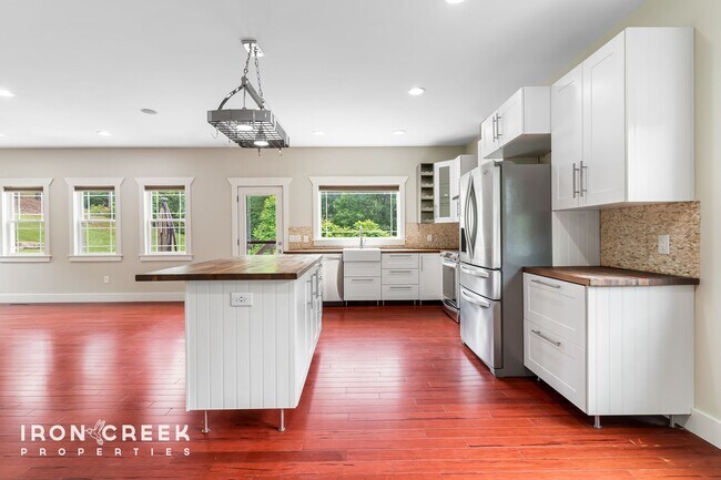 Building Photo - Beautiful Contemporary Home North of Downt...