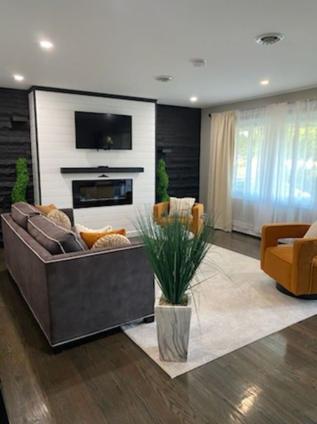 Building Photo - Beautifully Renovated, Modern 3 bedroom 2....