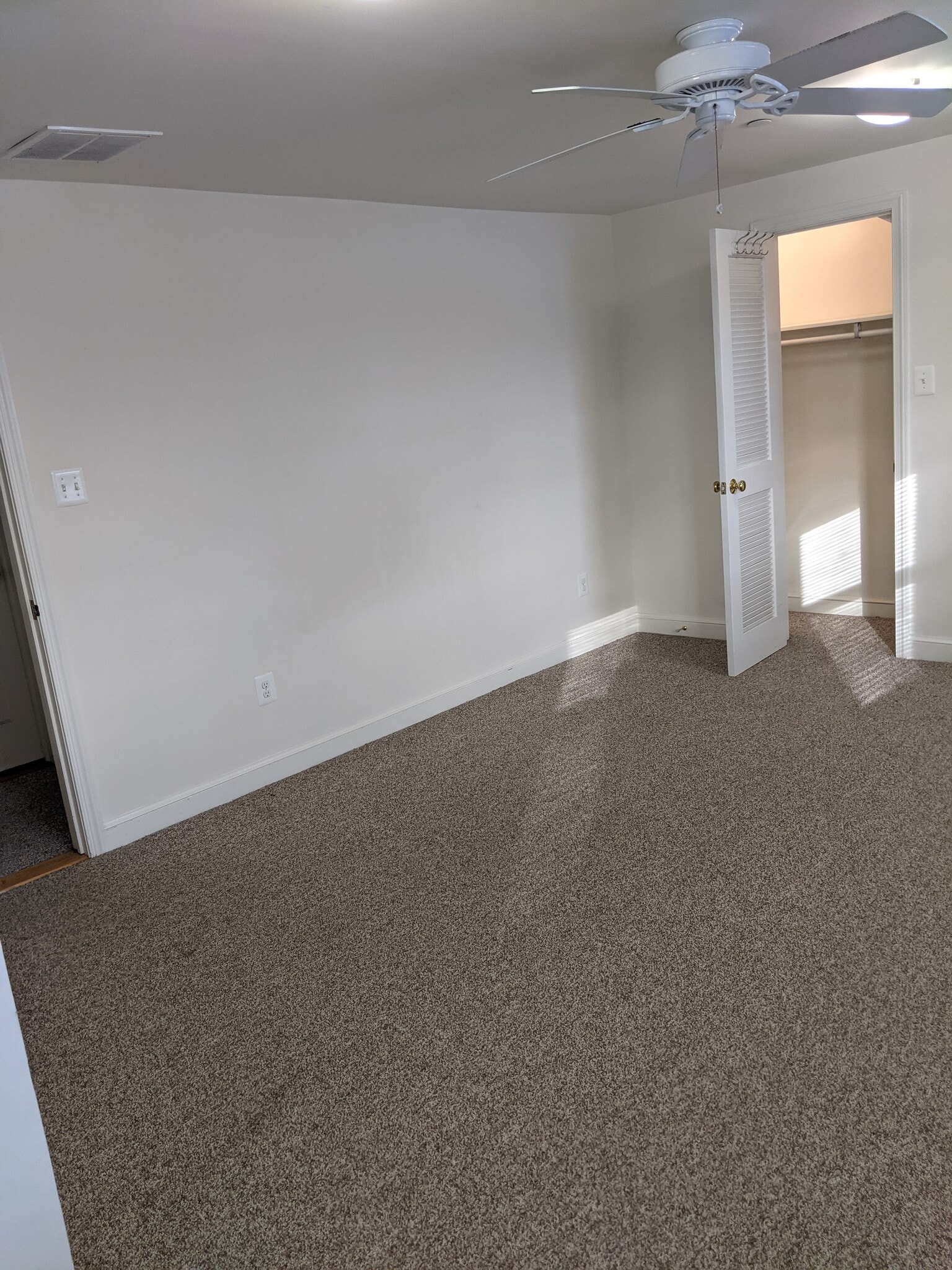 Looking northeast - closet on right - 900 N Ivy St