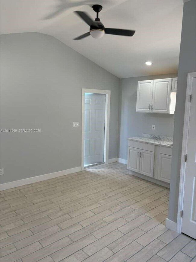 Building Photo - 1870 Lakeview Dr
