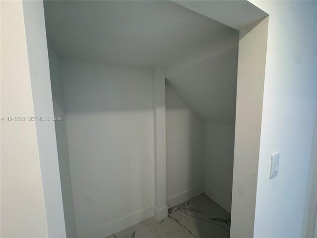 Building Photo - 19670 NE 14th Ct