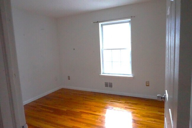 Building Photo - 342 Forrest St