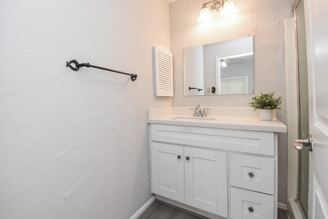 Building Photo - 201 Vanderpool Ln