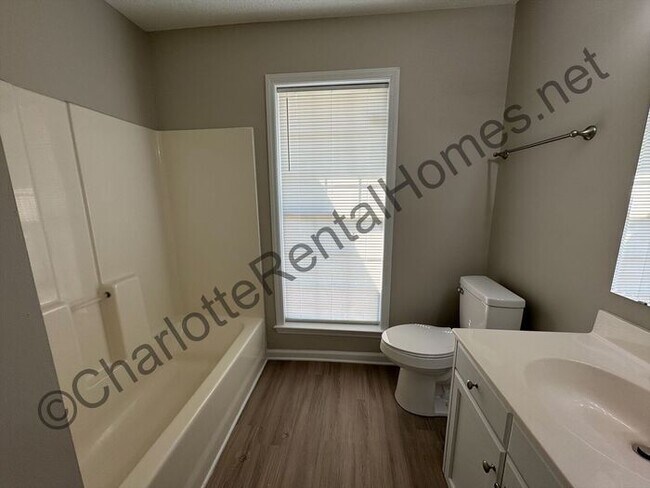 Building Photo - Beautifully updated 3-bedroom, 2-bathroom home for rent in Charlotte!