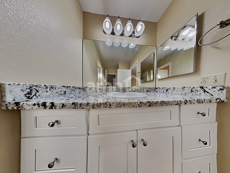 Building Photo - 288 Vallarte Dr