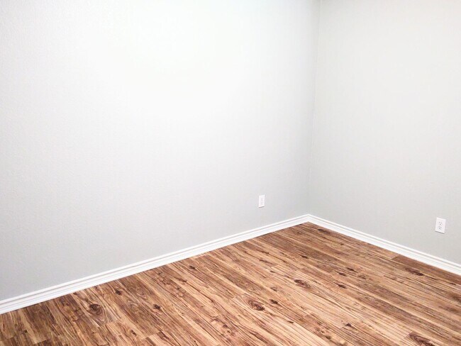 Building Photo - 4 Bed / 2 Bath House in secluded neighborhood with a park and walking trail