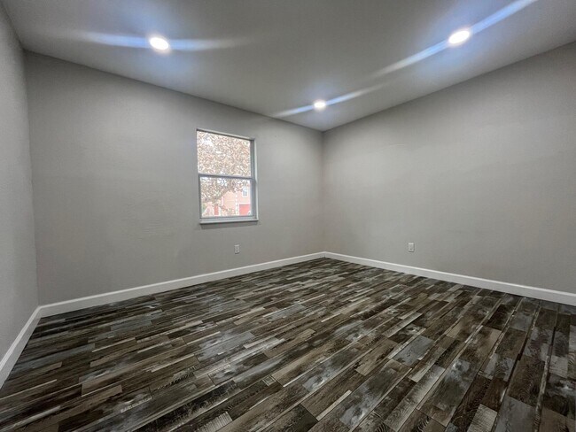 Building Photo - 838 SE Proctor Ln