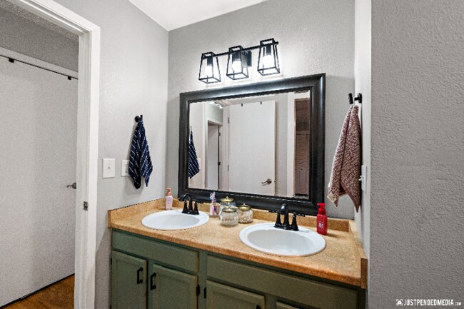 Building Photo - 9202 Cam Island Cir