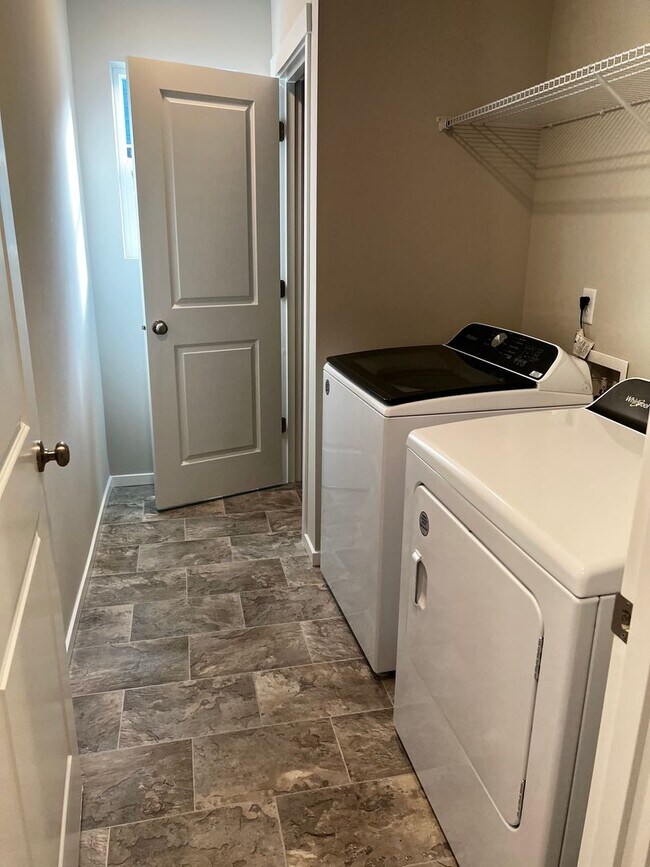 Building Photo - STO Langly Duplex