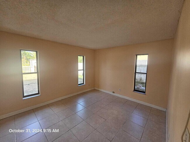 Building Photo - 788 SE River Ct