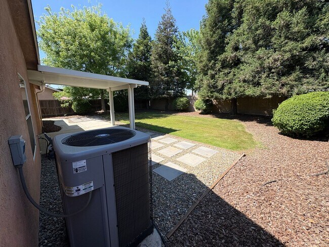 Building Photo - NW Visalia Available Now!