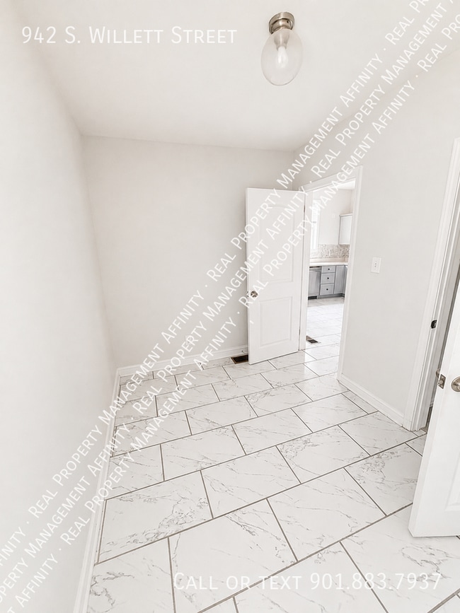 Building Photo - 942 S Willett St