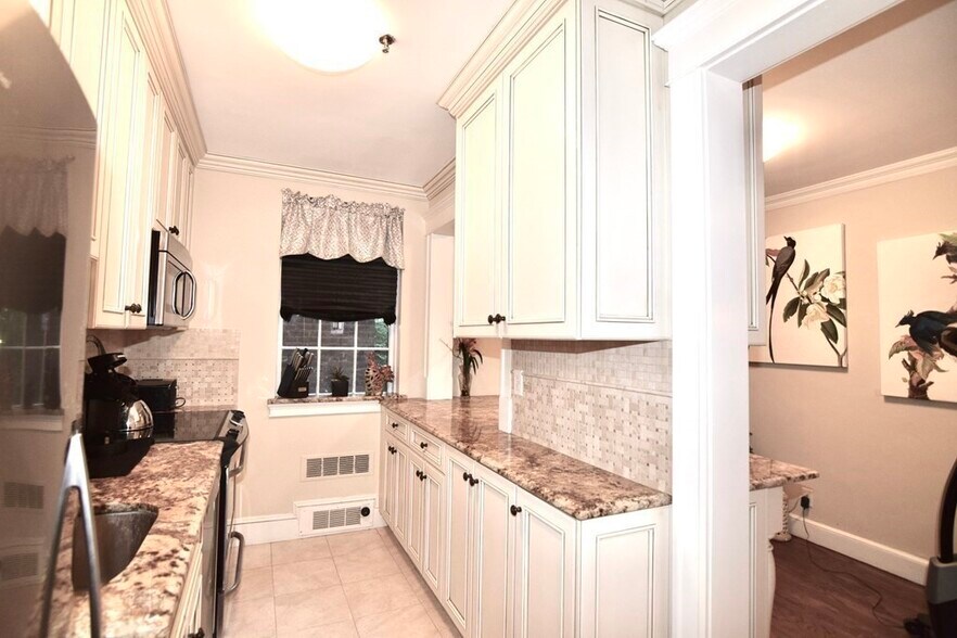 Building Photo - 33 Beacon St