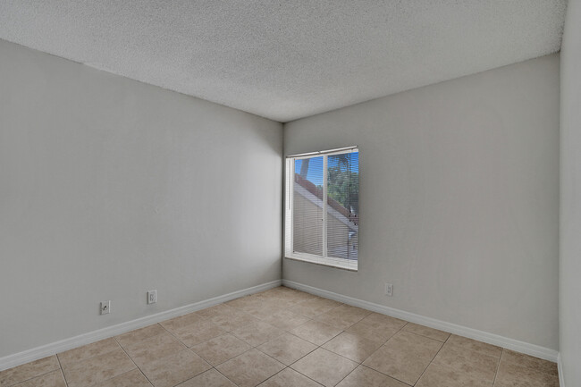 Building Photo - 815 W Boynton Beach Blvd